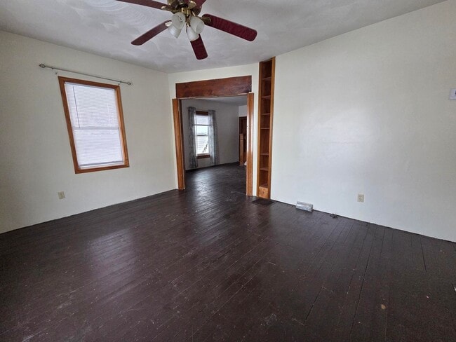 Building Photo - 2 bedroom 1 bath single family home