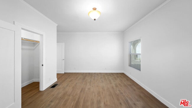 Building Photo - 850 Serrano Pl