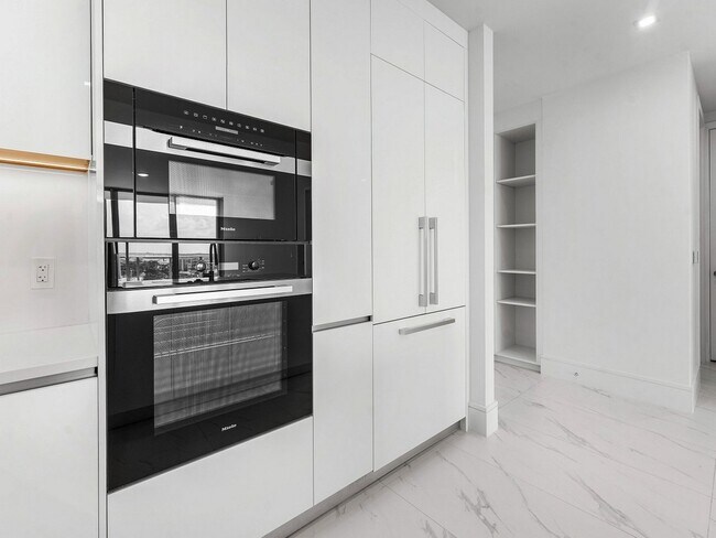 Building Photo - 220 Lake Shore Dr