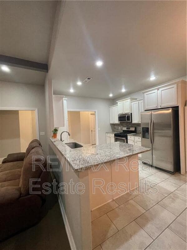 Building Photo - 905 SW Vangough Rd