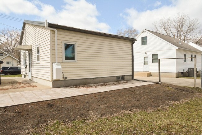 Building Photo - Cozy 2 Bedroom SE Rochester Home with Incredible Yard!