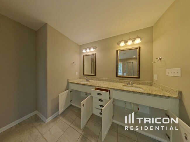 Building Photo - 8 Collette Cv