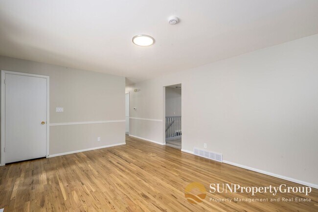 Building Photo - Stunning Remodeled Home in Desirable Cottonwood Heights!
