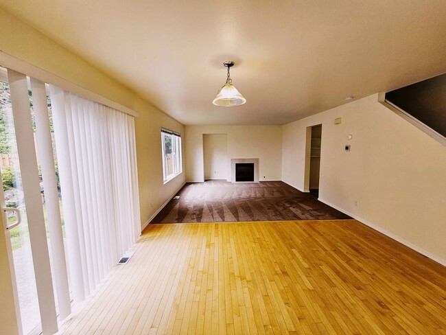 Building Photo - 3 Bed + Bonus Room 2.5 Bath Home Snohomish