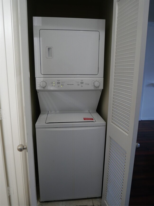 Building Photo - 6289 Wilcrest Dr