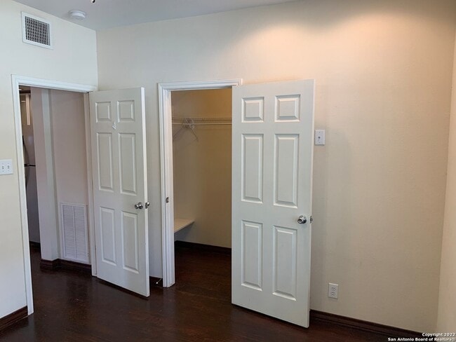 Building Photo - 810 E Ashby Pl