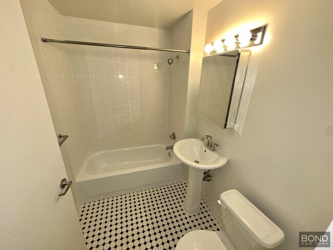 Building Photo - 323 W 96th St