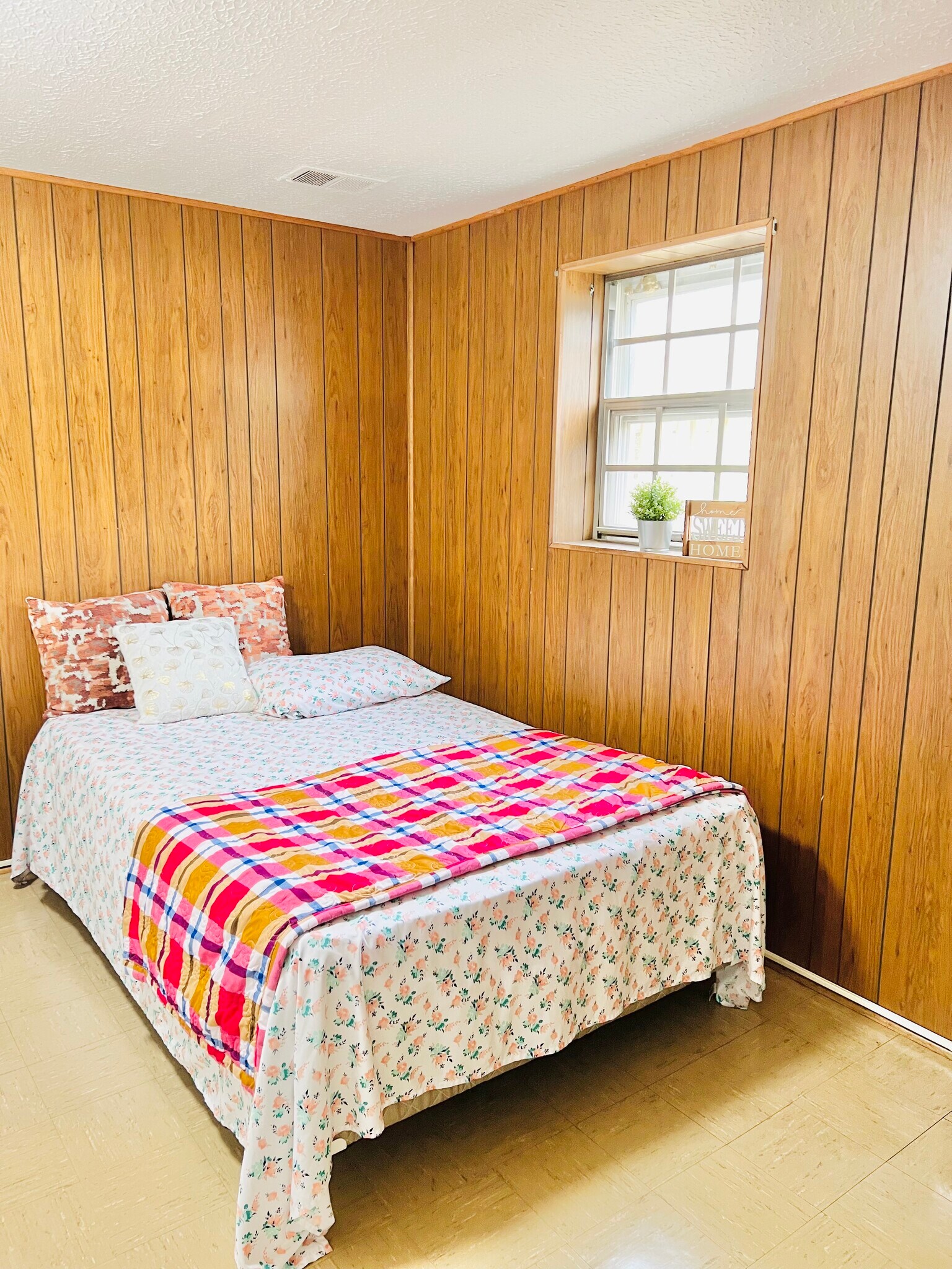 Building Photo - 1405 Pleasant Valley Dr