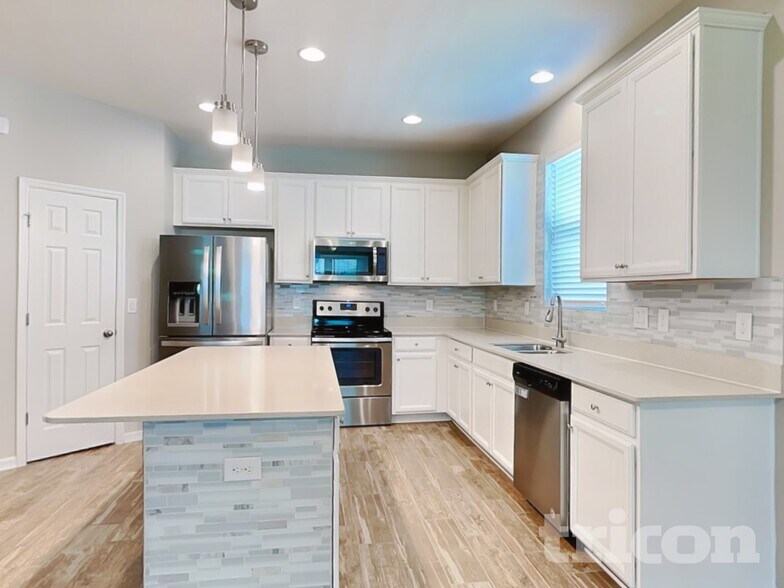 Building Photo - 2361 Sanderling St