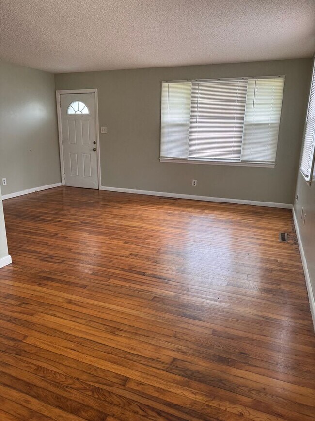 Building Photo - 503 Henderson Dr