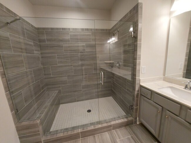 Building Photo - Large 3 Bedroom Luxury Townhome on Silver ...