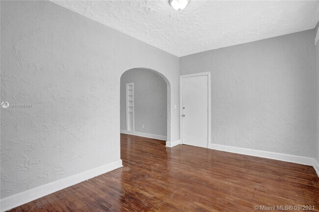 Building Photo - 935 Catalonia Ave