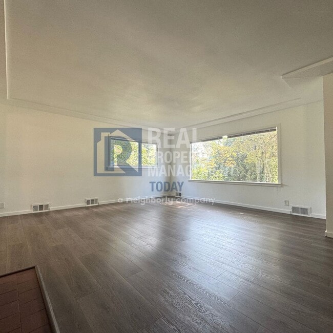 Building Photo - 2021 E 72nd St