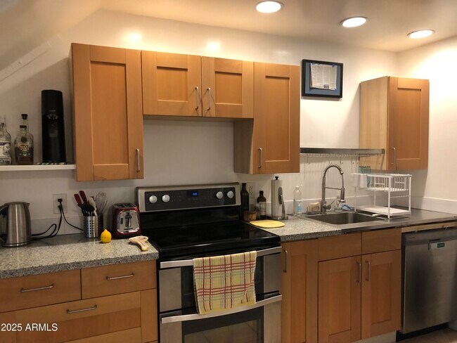 Building Photo - 2025 S Granada Dr