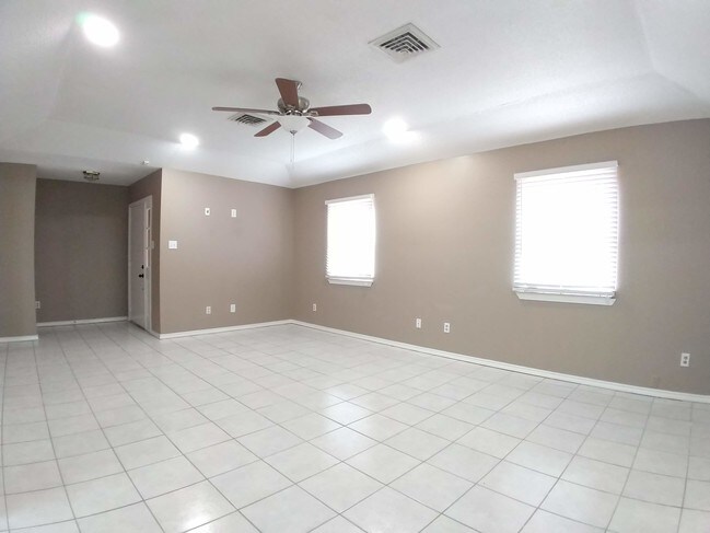 Building Photo - 3620 Gumwood Ave