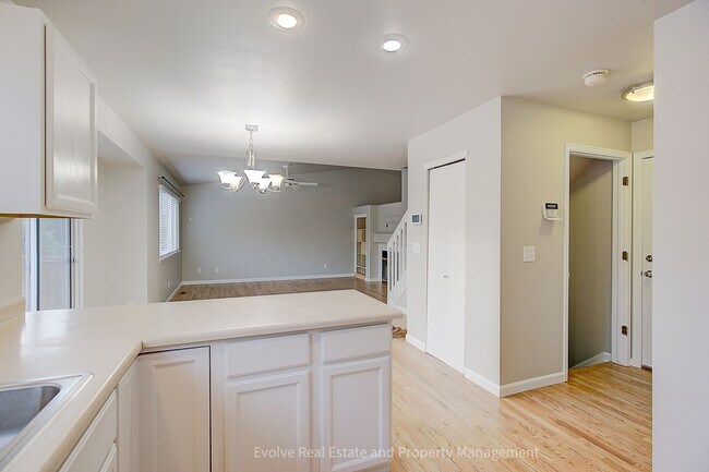 Building Photo - 9641 Cove Creek Dr