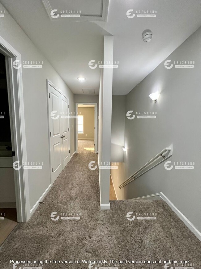 Building Photo - Spectacular   2B/2.5B Townhome