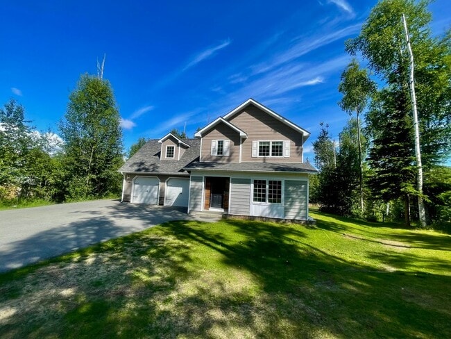 Primary Photo - Fantastic 4 bedroom single family home on ...