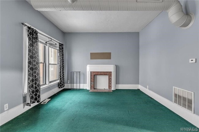 Building Photo - 946 Main St