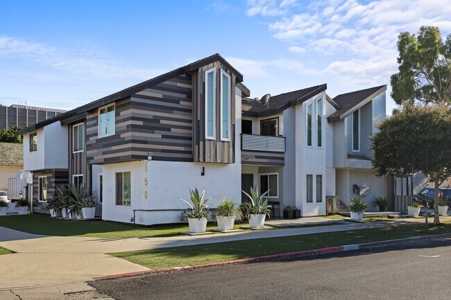 Building Photo - 850 N Van Ness Ave