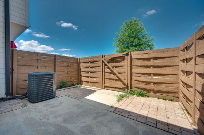 Building Photo - Beautiful 2BE/2.5BA townhouse located in the very desirable Nations!