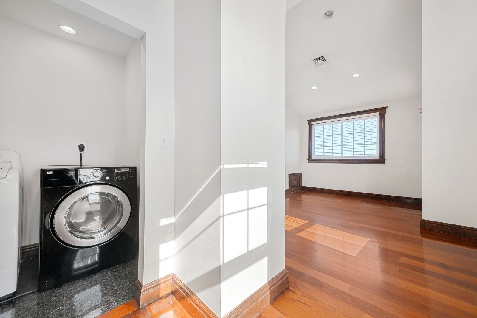 Building Photo - 76 Taft Ave