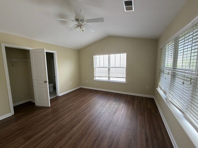 Building Photo - 1615 Elmwood Ct