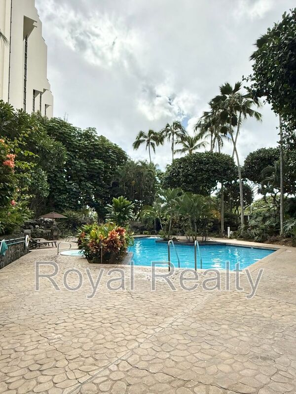 Building Photo - 555 Hahaione St