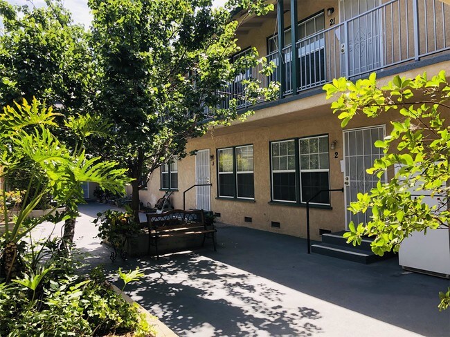Building Photo - 410 S Sierra Madre Blvd
