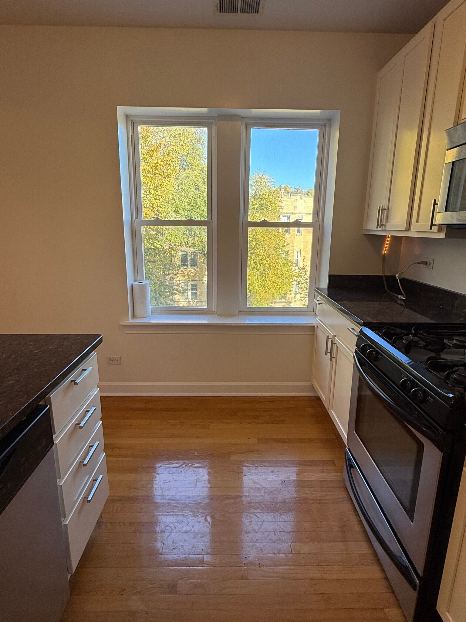 Building Photo - 6204 N Claremont Ave