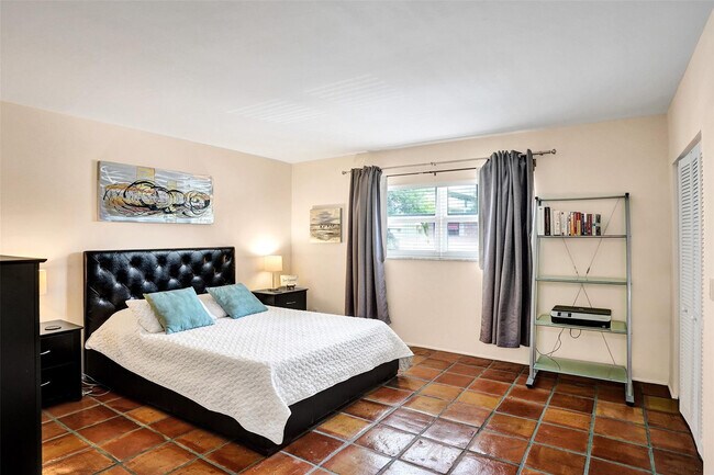 Building Photo - 1212 SE 2nd Ct