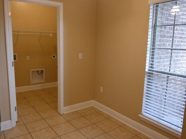 Building Photo - 3-Bedroom All Brick Home - Terra Bella