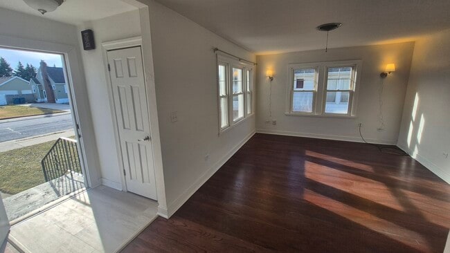 Building Photo - 3417 Jewett Ave