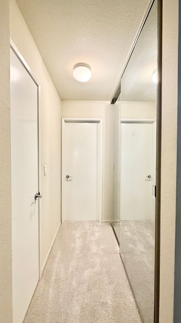 Building Photo - Remodeled 1 Bed 1 Bath Condo. Stainless Steel Appliances. Pool and Hot Tub