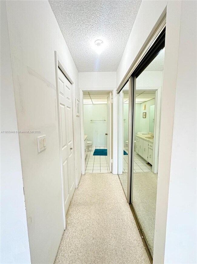 Building Photo - 240 Lakeview Dr