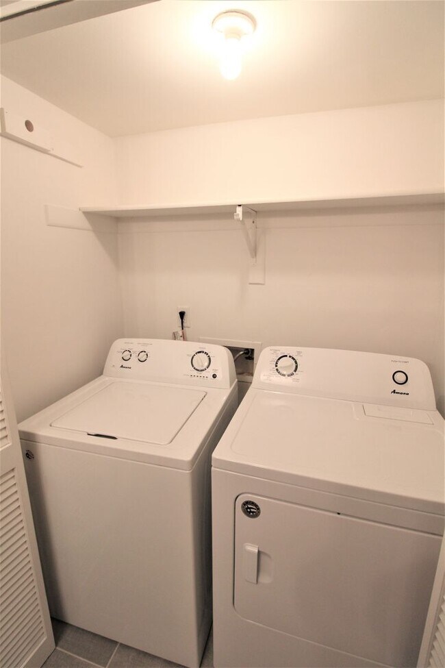 Building Photo - 2 Bedroom Condo In South Park!