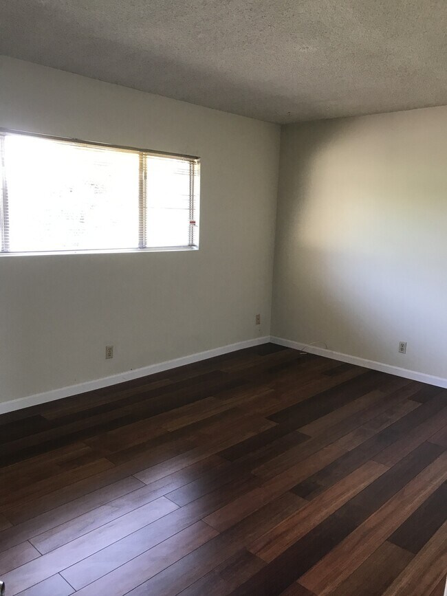 Building Photo - SPACIOUS Upper 2 bedroom unit, Bellflower -- CALL US TODAY!!