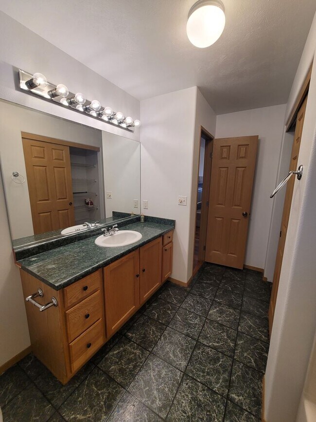 Building Photo - Spacious 3 bedroom 2 bath home in Kula-Ava...