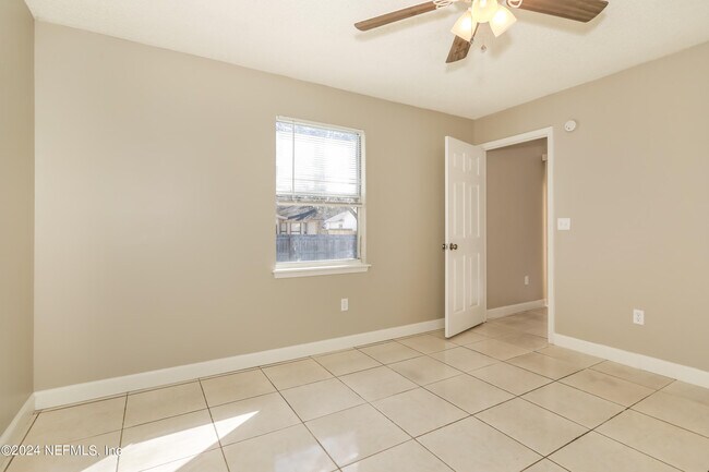 Building Photo - 1597 Twin Oak Dr W