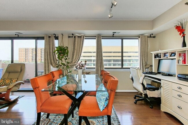 Building Photo - 1301 N Courthouse Rd