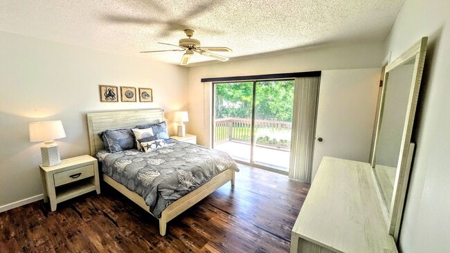 Building Photo - Annual/Seasonal turnkey furnished 2/2 end townhome in waterfront community by Siesta Key!