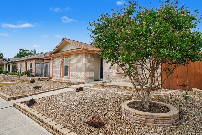 Building Photo - Charming 3-bed, 2-bath home in Universal C...