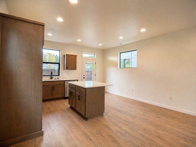 Building Photo - 10112 NE 45th Ct