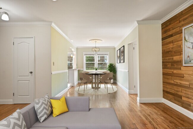 Building Photo - 246 Glenbrook Rd