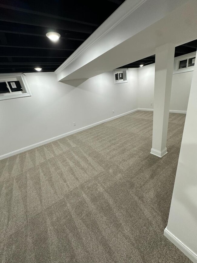 Building Photo - 8611 Lakewood Ave