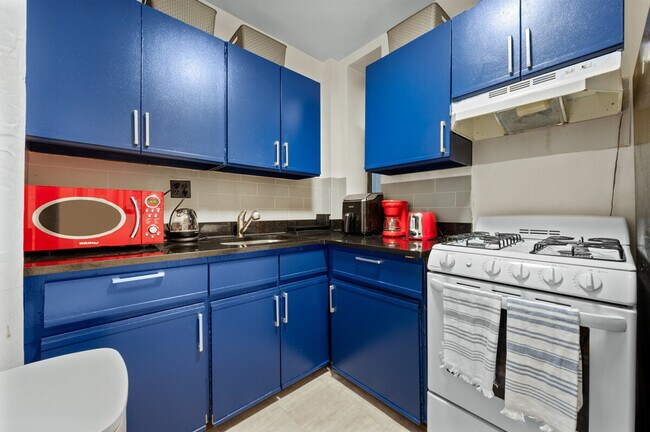 Building Photo - 690 9th Ave