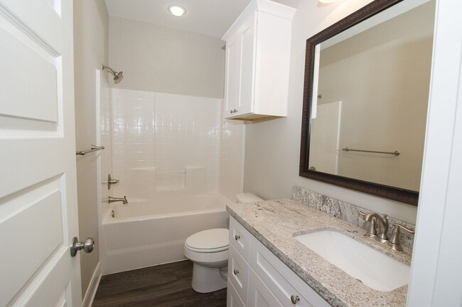 Building Photo - ADORABLE 2/1 APARTMENT CLOSE TO CAMPUS!