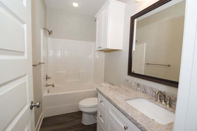 Building Photo - ADORABLE 2/1 APARTMENT CLOSE TO CAMPUS! FEB-JULY SUBLEASE!