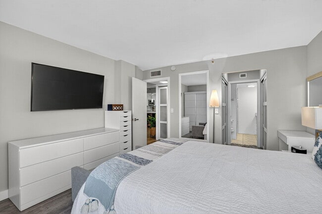 Building Photo - 20 Royal Palm Way