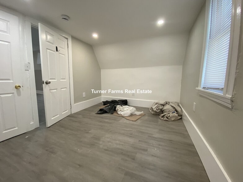 Building Photo - 35 Humphreys St